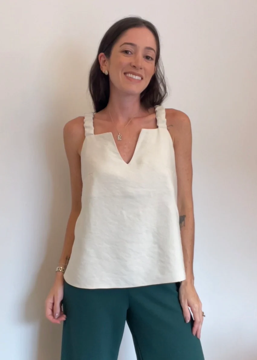 Blusa Regata Decote V Emma Bege Andiroba - Image 2