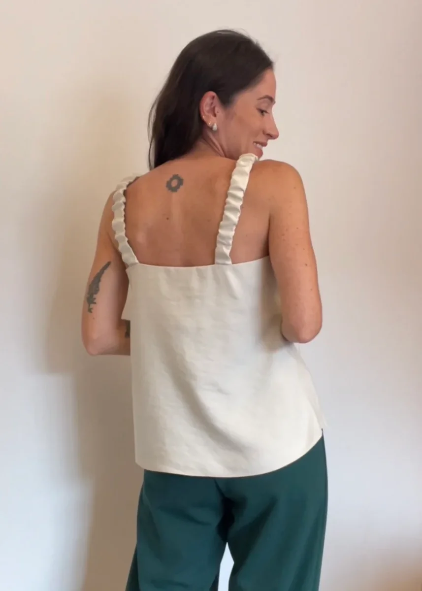 Blusa Regata Decote V Emma Bege Andiroba - Image 4