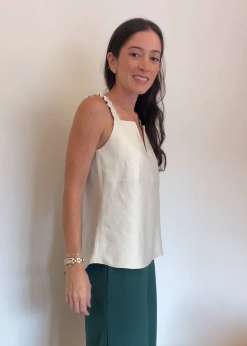 Blusa Regata Decote V Emma Bege Andiroba - Image 3