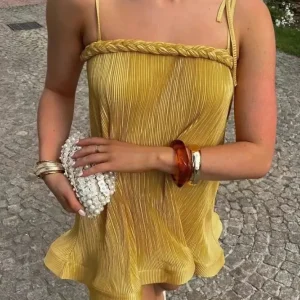 Vestido Curto Plissado Golden Hour - Moda Festa l CAROL ESPAÇO FASHION